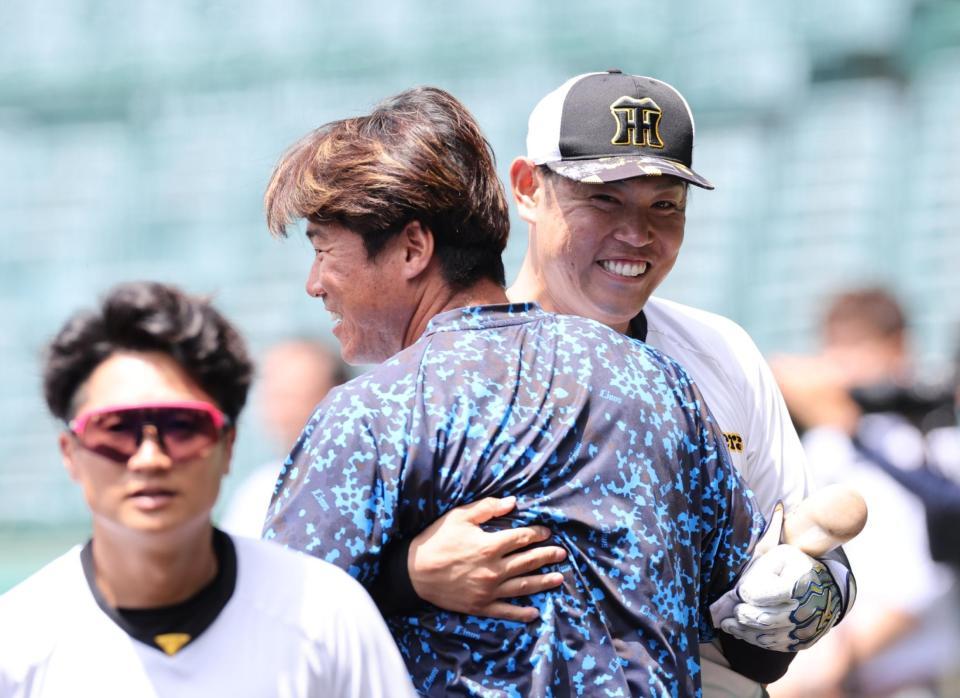 　陽川と抱き合って再会を喜ぶ原口（撮影・田中太一）