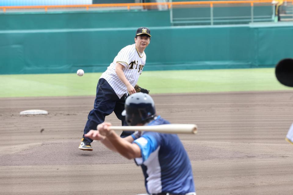 　ファーストピッチセレモニーで投げ、打ち込むオードリー（撮影・田中太一）