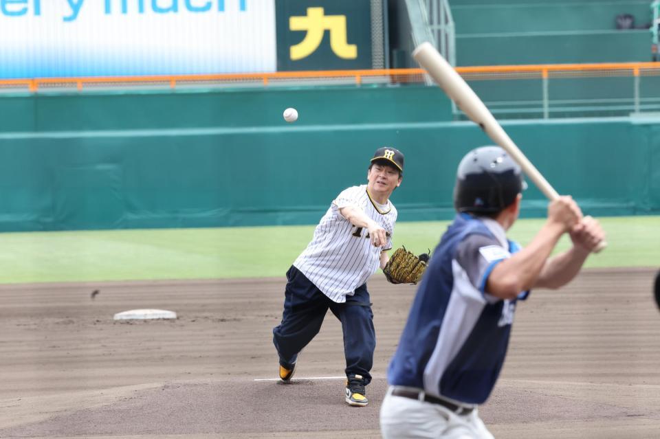 　ファーストピッチセレモニーで投げ、打ち込むオードリー（撮影・田中太一）