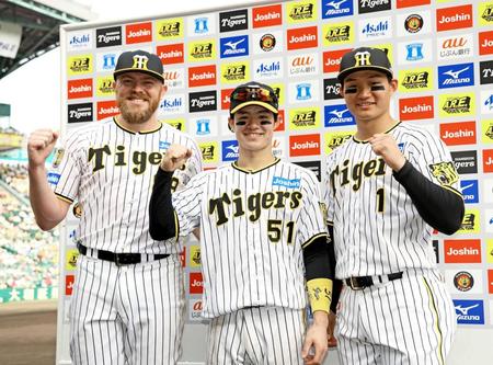 　ヒーローインタビューを終えてお立ち台で笑顔を見せる（右から）森下、中野、ビーズリー