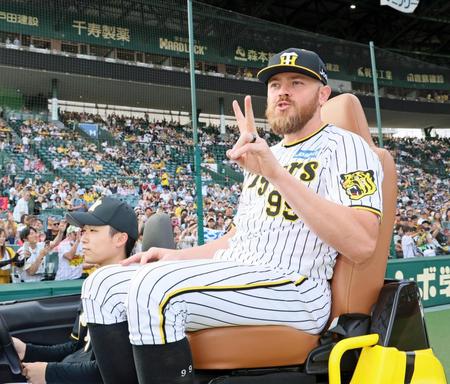 　場内一周をしてファンの声援に応えるビーズリー（撮影・立川洋一郎）