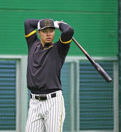 　打撃練習に臨む佐藤輝（撮影・立川洋一郎）