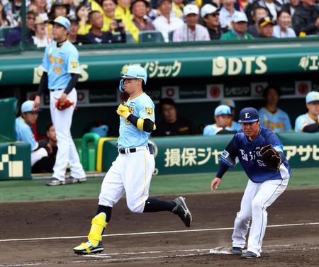 　６回、併殺に倒れる佐藤輝（撮影・山口登）