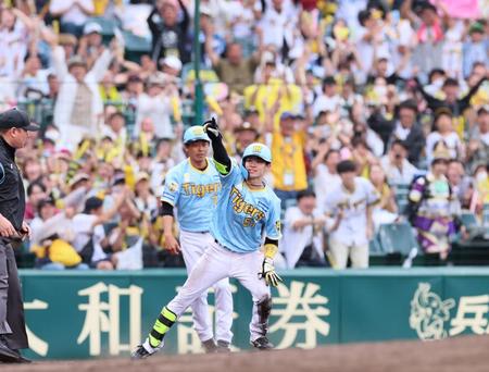 　７回、先制２点適時三塁打を放ち、ベンチのナインを指さす中野（撮影・立川洋一郎）