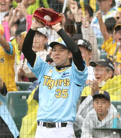 　７回、中野の適時打で待望の得点が入り、大喜びする才木（撮影・田中太一）