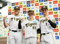 　ヒーローインタビューを終えてお立ち台で笑顔を見せる（右から）森下、中野、ビーズリー