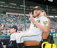 　場内一周をしてファンの声援に応えるビーズリー（撮影・立川洋一郎）