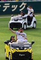 　リリーフカーに乗りファンの声援に応えるビーズリーと森下（後方）＝撮影・山口登