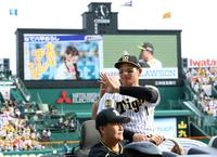 　スタンドの声援に手を挙げて応える森下（撮影・田中太一）