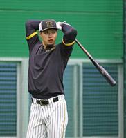 　打撃練習に臨む佐藤輝（撮影・立川洋一郎）