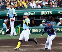 　６回、併殺に倒れる佐藤輝（撮影・山口登）