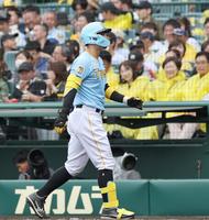 　６回、併殺に倒れる佐藤輝（撮影・田中太一）