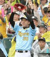 　７回、中野の適時打で待望の得点が入り、大喜びする才木（撮影・田中太一）