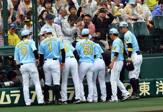 阪神 渡辺諒のカメラマン席転落で内野陣＆森下がすぐに集結 岡田監督