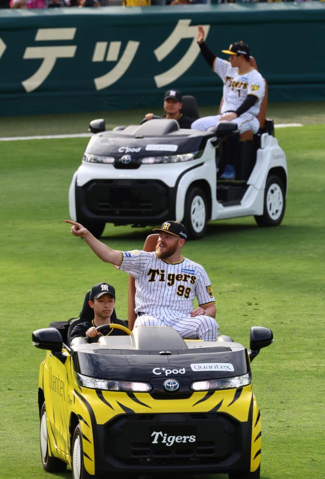 　リリーフカーに乗りファンの声援に応えるビーズリーと森下（後方）＝撮影・山口登