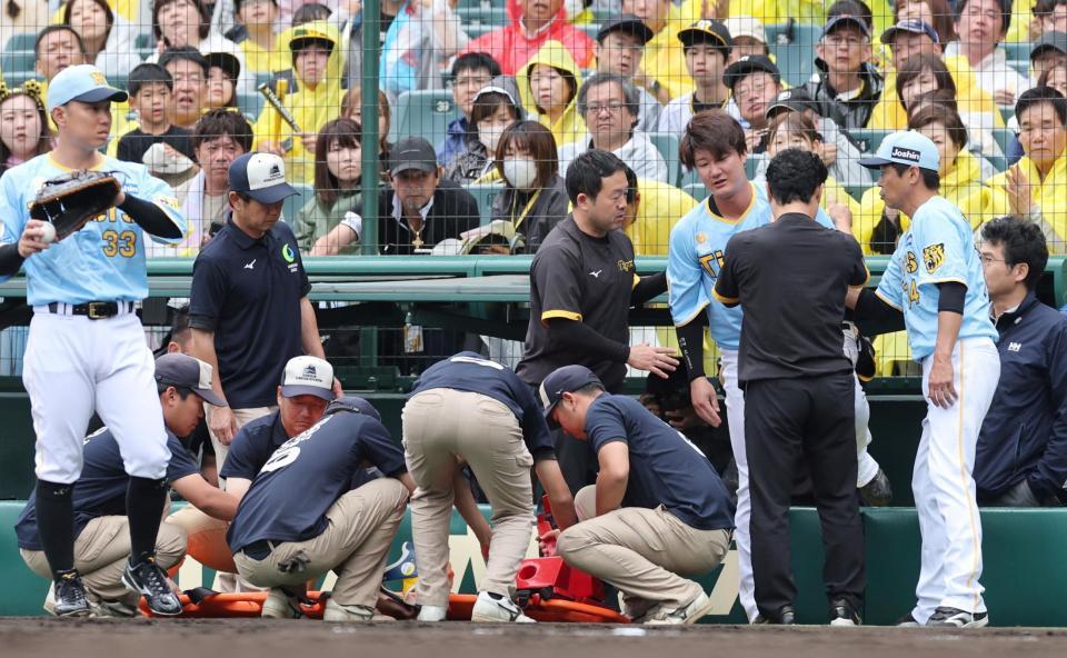 　担架が運ばれ、球場が騒然とする中、渡辺は自力で立ち上がりベンチへ引き揚げる（撮影・田中太一）