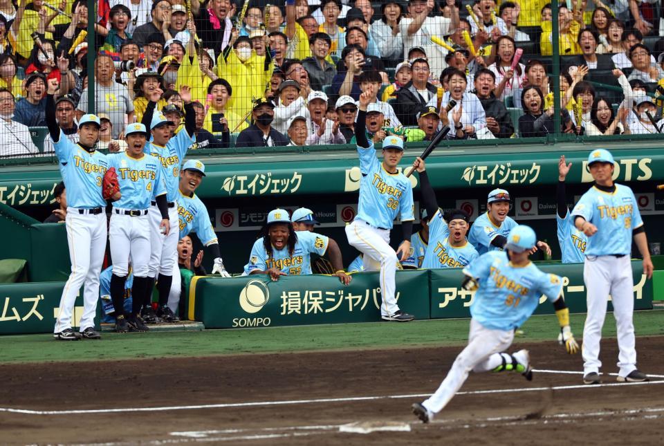 　７回、中野の適時三塁打に喜ぶ才木（左端）ら阪神ナイン（撮影・山口登）