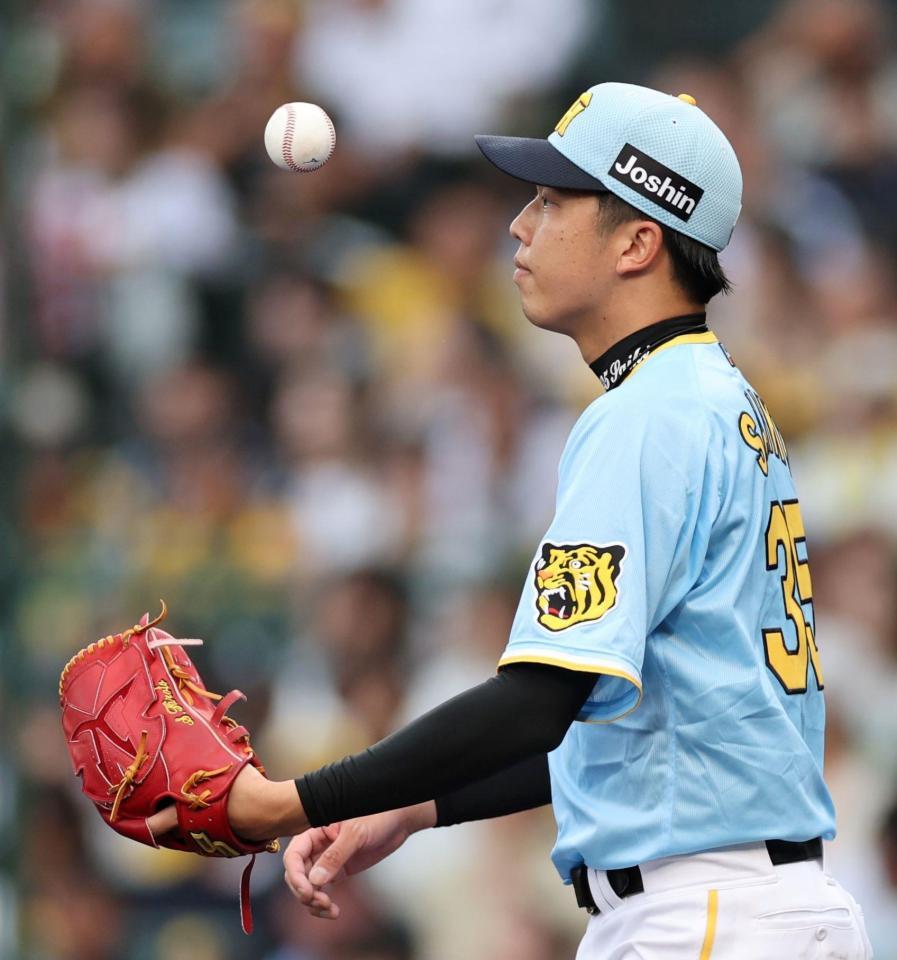 　８回、代打・山野辺に初安打を許した才木（撮影・田中太一）