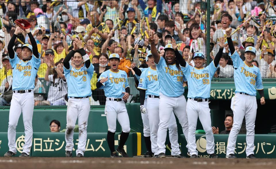 　７回、中野の２点適時打で大喜びする才木（左）らナイン（撮影・田中太一）