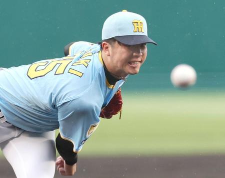 　小雨が降る中、力投する才木（撮影・田中太一）