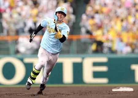 　７回、先制打を放ち、三塁へ激走する中野（撮影・田中太一）