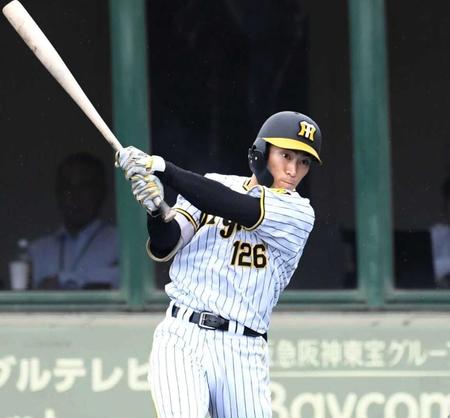 　４回、適時打を放つ福島（撮影・石井剣太郎）
