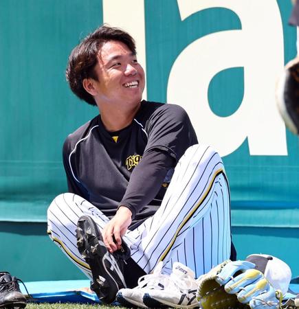 　練習中、笑顔を見せる村上（撮影・山口登）