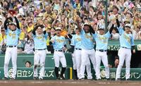 　７回、中野の先制２点適時打で大喜びする才木（左端）ら阪神ナイン（撮影・田中太一）