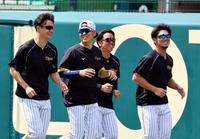 　ランニングする（左から）大竹、西勇、村上、伊藤将（撮影・山口登）