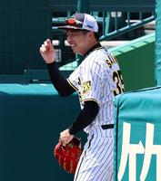 　練習を終え、笑顔で引き揚げる才木（撮影・山口登）