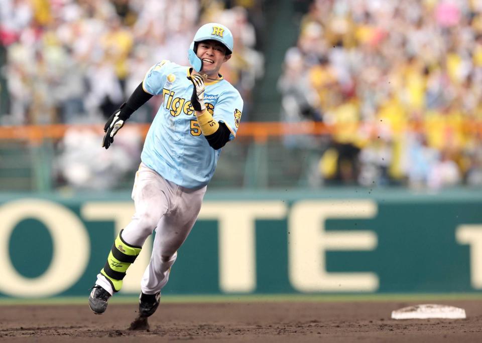 　７回、先制打を放ち、三塁へ激走する中野（撮影・田中太一）