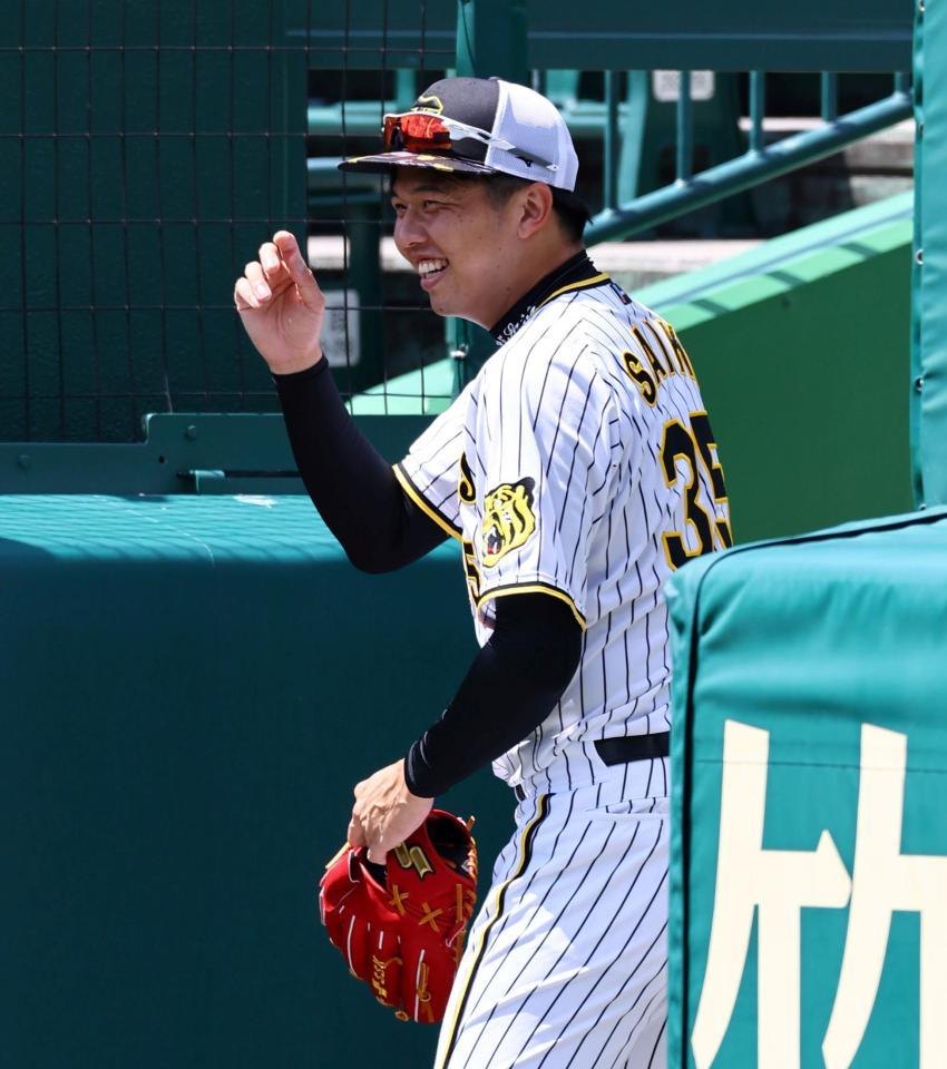 　練習を終え、笑顔で引き揚げる才木（撮影・山口登）