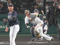 　日本シリーズ第５戦の８回、森下が適時三塁打を放ち、３-２と逆転する＝２０２３年１１月２日、甲子園