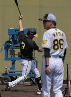 　和田監督（右）が見守るなか、ティー打撃する大山（撮影･金居みつよし）