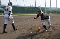 　試合後、遠藤とともに守備特訓を受ける大山（右）＝撮影･金居みつよし