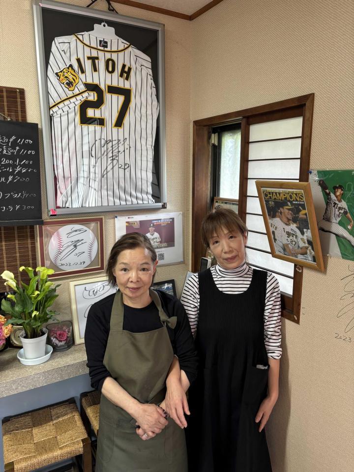 　店主の野澤さん（左）と従業員の平野さん