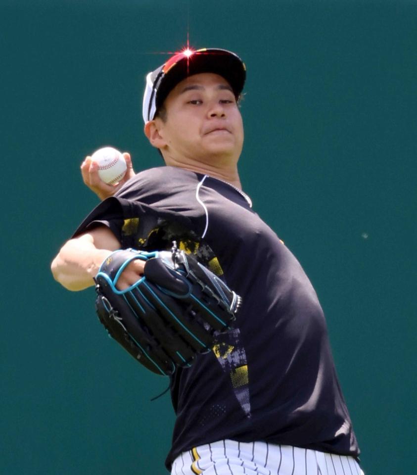 　キャッチボールする大竹（撮影・山口登）