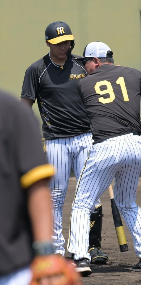 　北川２軍打撃コーチからアドバイスを受ける大山（撮影･金居みつよし）