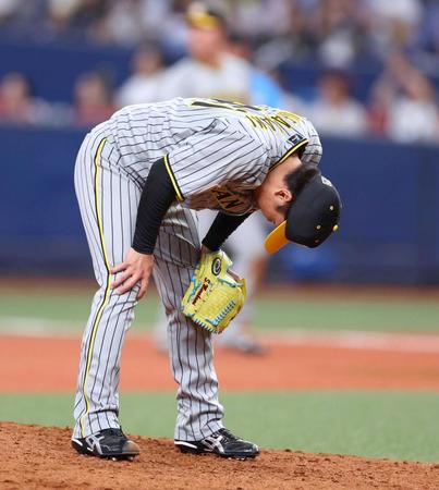 　８回、太田に適時二塁打を打たれ、マウンドでうなだれる村上（撮影・山口登）