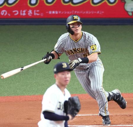 　６回、左前打を放つ前川（撮影・立川洋一郎）