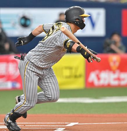 　１回、中前打を放つ前川（撮影・北村雅宏）