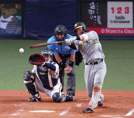 　４回、中前打を放つ渡辺（撮影・立川洋一郎）