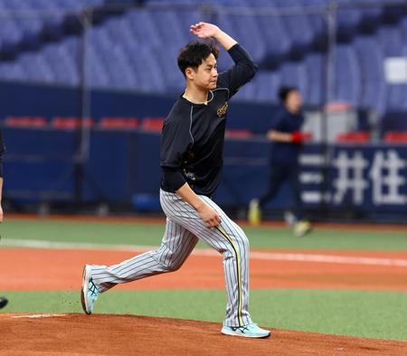 　マウンドを確認する大竹（撮影・山口登）