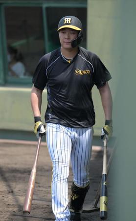 　打撃練習を終えベンチに引き揚げる大山（撮影･金居みつよし）