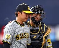 　８回を投げ終えベンチ戻る村上（右は梅野）＝撮影・山口登