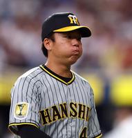 　６回、追加点を許し渋い表情でベンチに戻る村上（撮影・山口登）