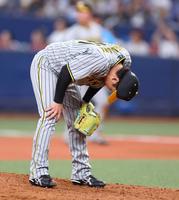 　８回、太田に適時二塁打を打たれ、マウンドでうなだれる村上（撮影・山口登）