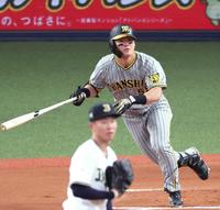　６回、左前打を放つ前川（撮影・立川洋一郎）