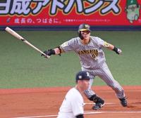 　１回、中前打を放つ前川（撮影・立川洋一郎）