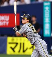 　６回、左前打を放つ前川（撮影・山口登）